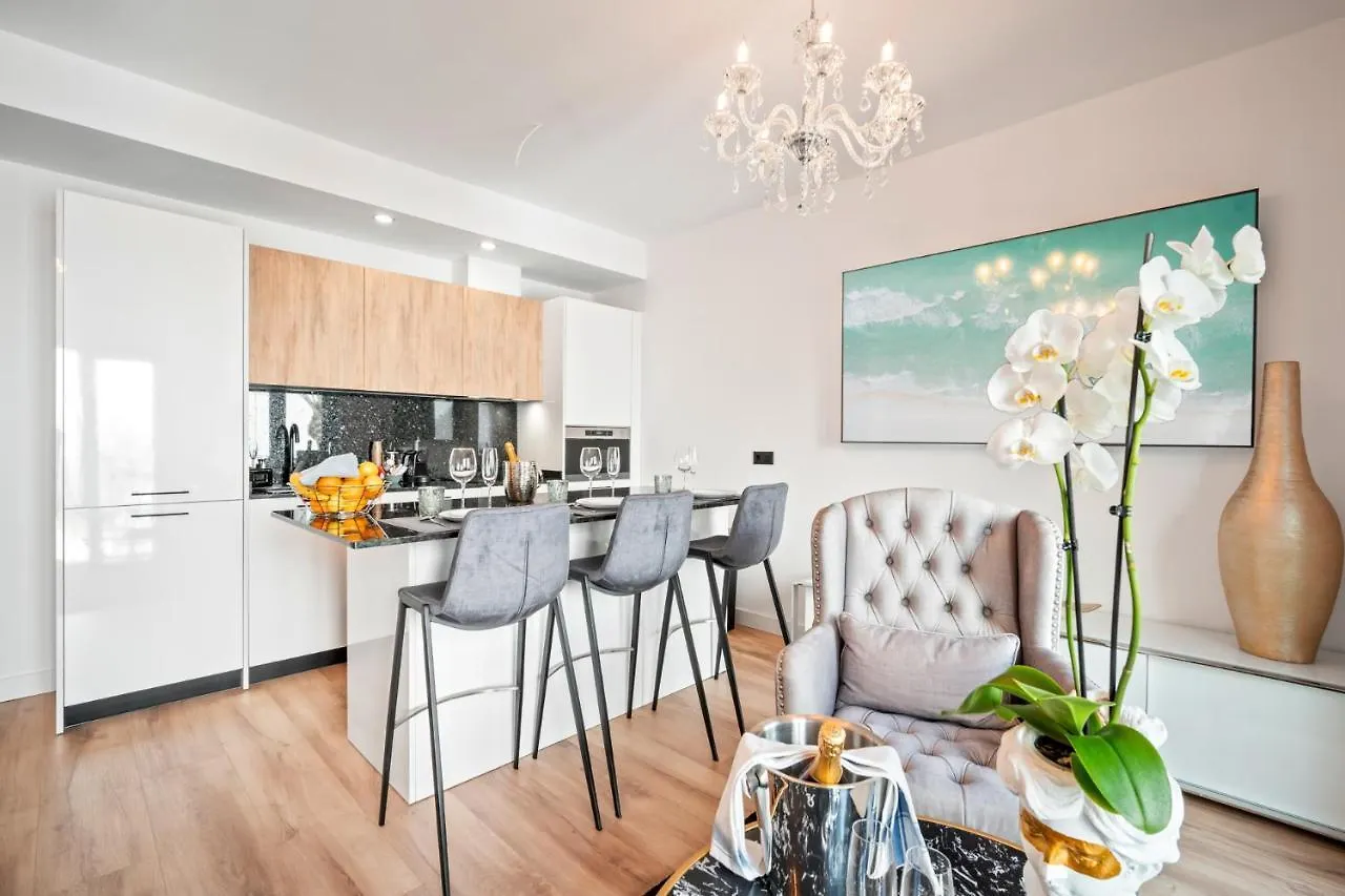 Puerto Banus Luxurious Apartment In The Heart Of The Port location